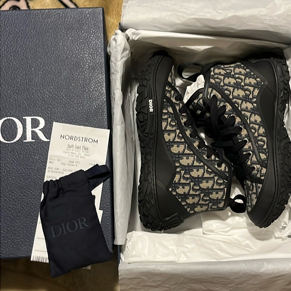Dior B28 High Top Diorizon Ankle Boot
Beige and Black Dior Oblique Jacquard